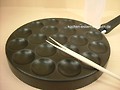 Wenden in beschichteten Poffertjes Pfannen