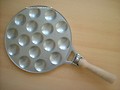 Poffertjes Pfanne aus Aluguss mit Holzgriff