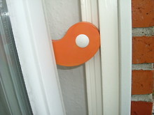 Idealer Schutz gegen zuschlagende Fenster - Flux in orange