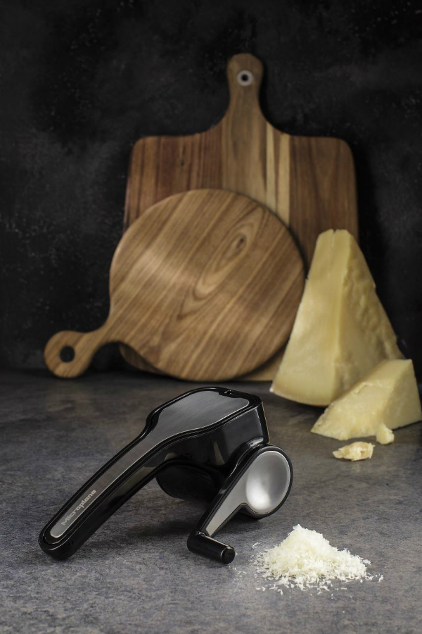 Microplane: Rotierende Reibe zum Mahlen von härteren Käsesorten, Hartkäse uvm. für ein feines Reibergebnis microplane-rotierende-reibe-hartkaese