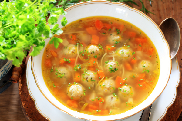 Suppen und Speisen mit viel Flüssigkeit lassen sich im Thermotopf gut zubereiten