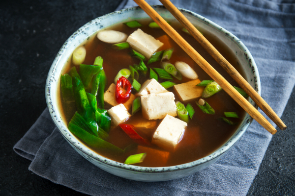 Shima-dofu wird gerne in japanischen Suppen verwendet
