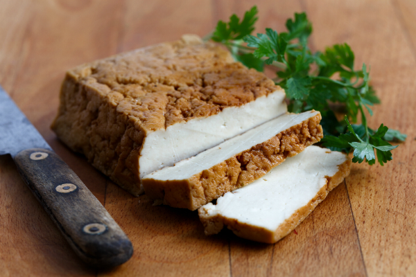 Geräucherter Tofu mit leckerem Aroma