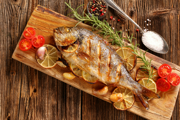 Gegrillter Fisch: leckeres, knuspriges und fettarmes Mahl vom Grill