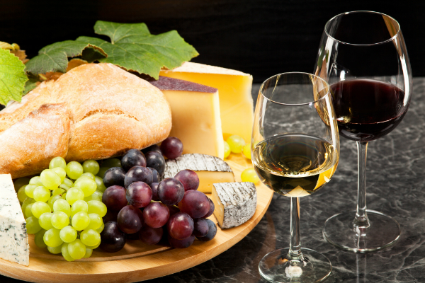 Die Käseplatte ist der Klassiker zum Wein